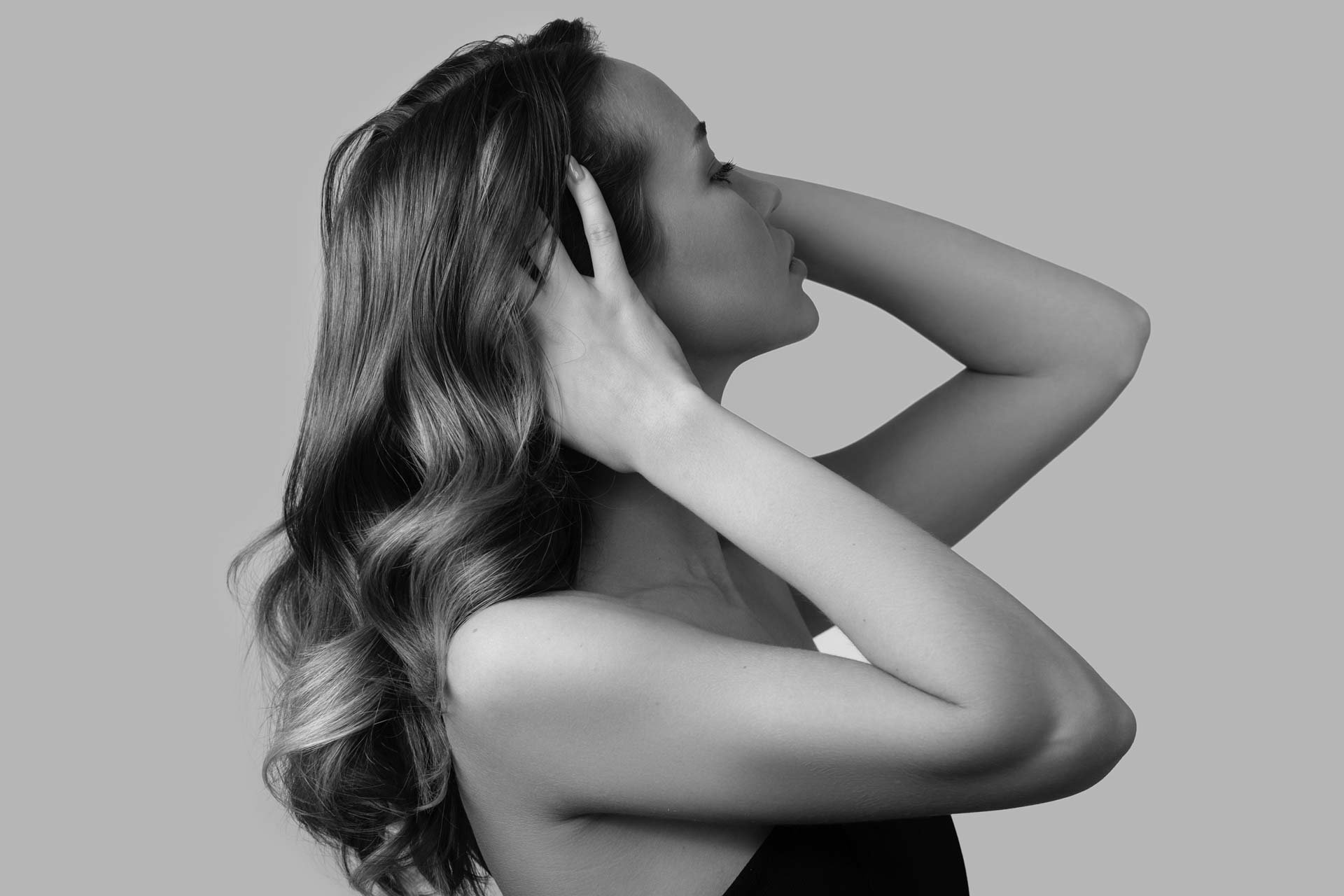 woman-hand-hair-scalp
